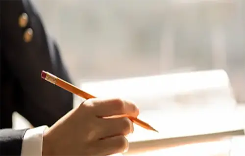 볼펜을 든 사람손