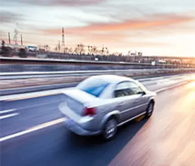 고속도로위 자동차이미지